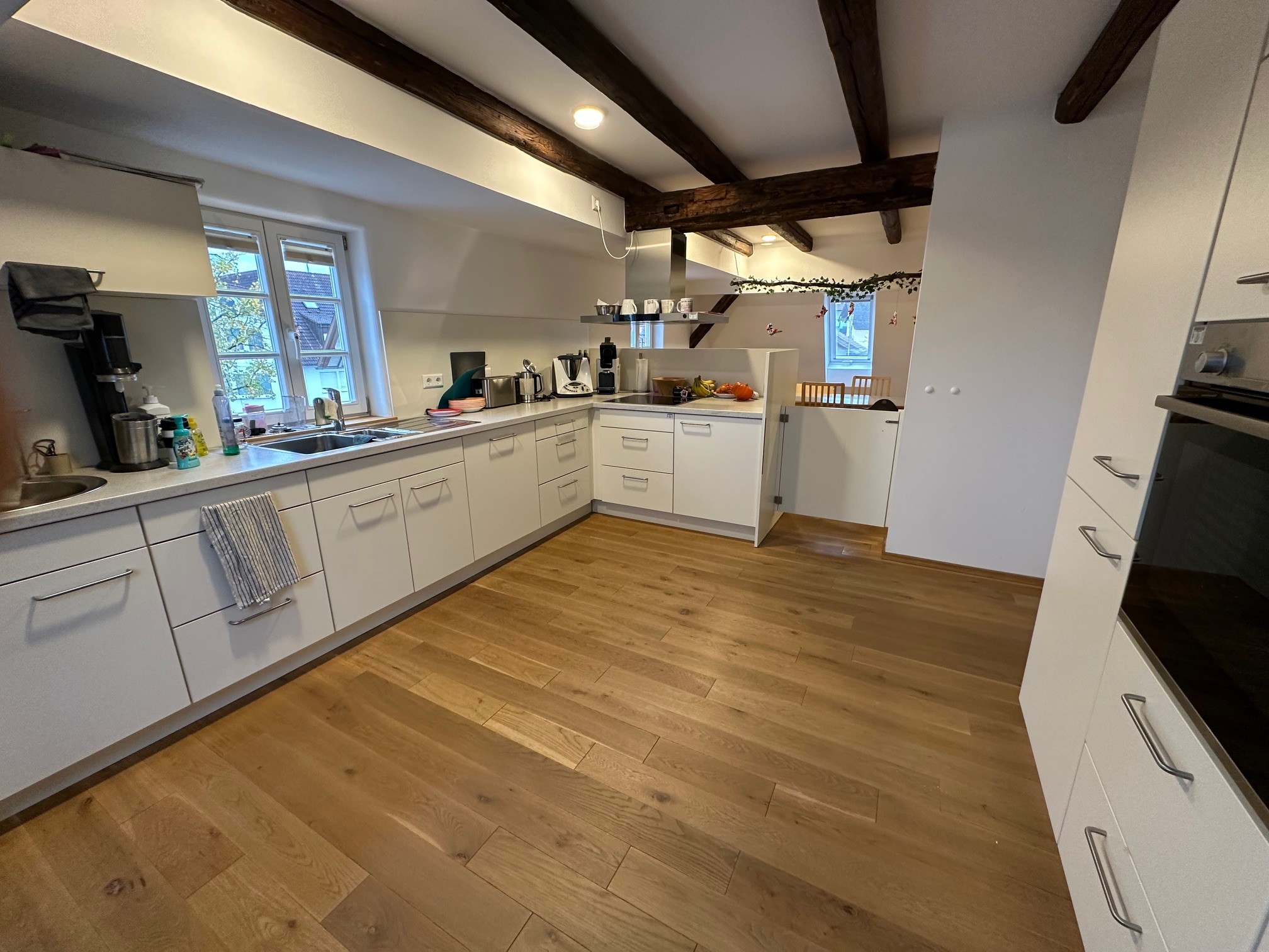 Moderne Küche mit Holzbalken